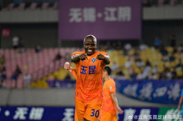 开云体育app-越老越生猛谁也挡不住！ 穆谢奎上演冲超帽子戏法