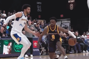 开云app-游刃有余！布朗尼帅气变向后面对贴防打进高难度后仰跳投