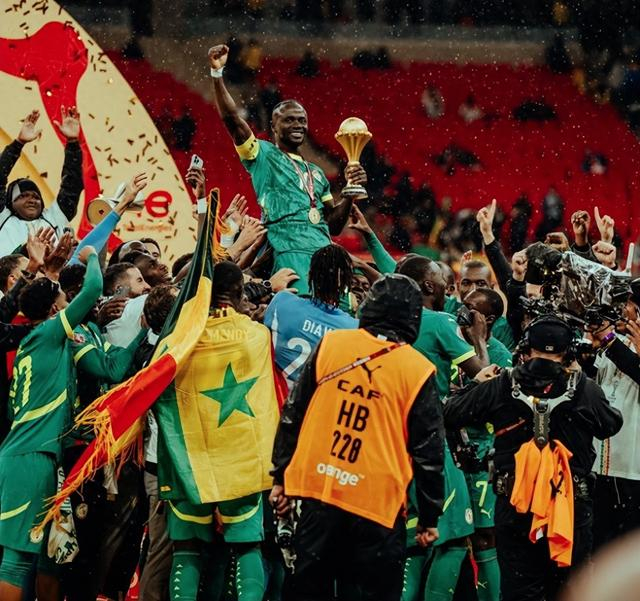 开云体育-非洲杯夺冠！总统宣布：球员12万美元+1500平米土地 全国放假|塞内加尔|达喀尔|奖金|马内|帕佩_新浪体育_新浪新闻