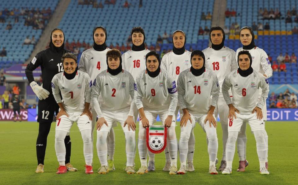 开云体育-争议？祖国遭空袭后，伊朗女足亚洲杯集体拒唱国歌！主帅面带微笑